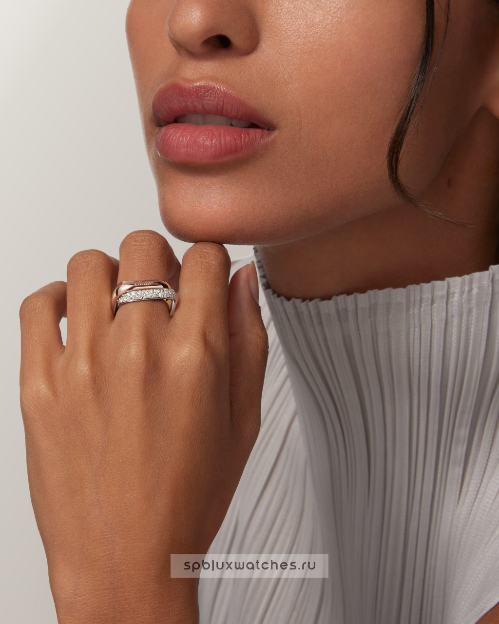 Кольцо Cartier Trinity Half-Paved Cushion-Shaped Ring Medium Model B4241900