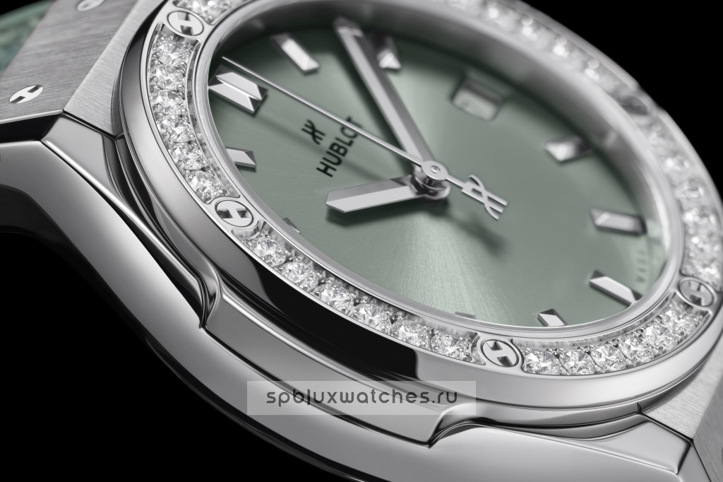 Hublot Classic Fusion Titanium Sage Green Diamonds 33 mm 581.NX.891G.NR.1104