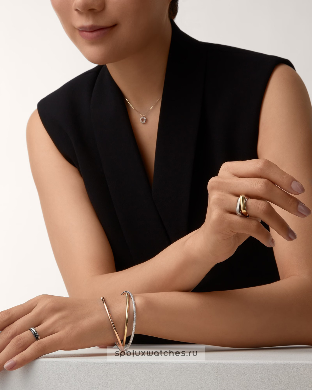 Кольцо Cartier Trinity Half-Paved Ceramic Ring Small Model B4235400