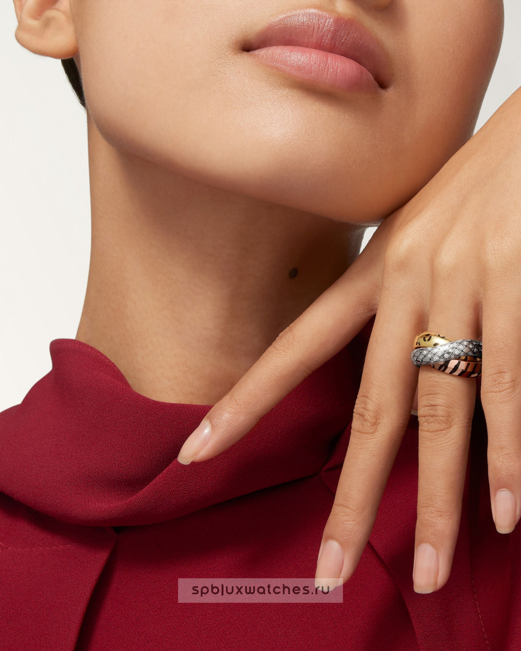 Кольцо Cartier Trinity Half-Paved Lacquer Ring B4241700