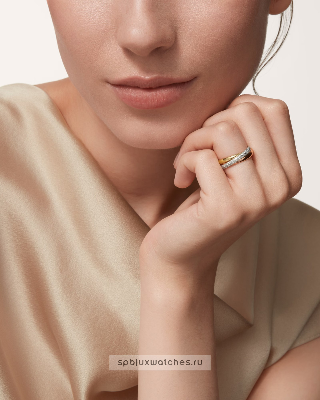 Кольцо Cartier Trinity Half-Paved Ring Small Model B4235900