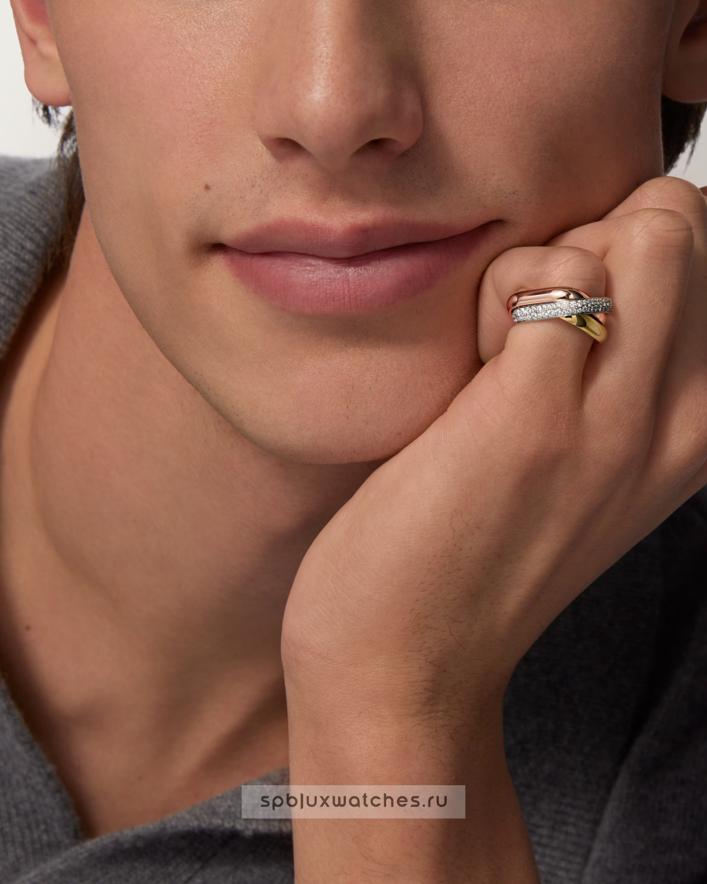 Кольцо Cartier Trinity Half-Paved Cushion-Shaped Ring Medium Model B4241900