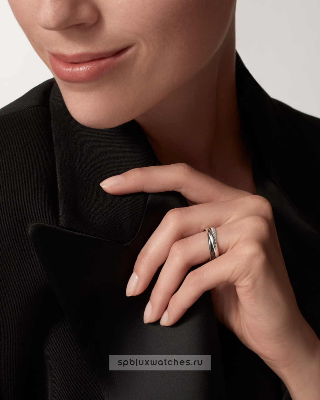 Кольцо Cartier Trinity Half-Paved Ceramic Ring Small Model B4235400